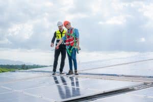 Zwei Photovoltaik-Experten überprüfen die Installation einer PV-Anlage.